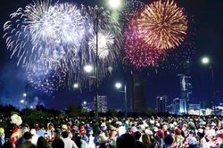 TPHCM: Người dân và du khách náo nức thưởng lãm pháo hoa chào mừng Quốc khánh