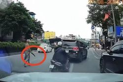Hà Nội: Tạm giữ hình sự người đàn ông phi dao vỡ kính ô tô