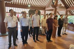 Bộ trưởng Ngoại giao Bùi Thanh Sơn dâng hoa, dâng hương tưởng niệm Chủ tịch Hồ Chí Minh