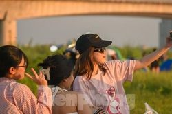 Giới trẻ đổ về chân cầu Vĩnh Tuy cắm trại, chờ 'săn' hoàng hôn trên sông Hồng
