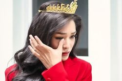 Á hậu Hòa bình Việt Nam: 'Tôi đóng phim, đi bưng bê ở quán lẩu để mưu sinh'