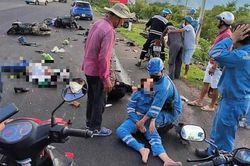 Xe ô tô tông hàng loạt xe máy dừng đèn đỏ