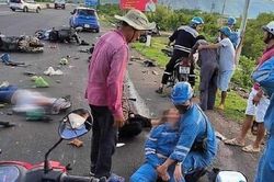 Ô tô tông hàng loạt xe máy dừng đèn đỏ trên QL1, nhiều người bị thương