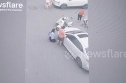 Đâm vào ô tô, cô gái đi xe máy quỳ lạy van xin tài xế bỏ qua nhưng bị khước từ