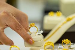 Vàng tăng cao nhất 3 tuần qua; Giá cà phê giảm nhẹ