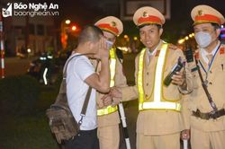 Không chấp hành yêu cầu kiểm tra nồng độ cồn có phải là hành vi chống người thi hành công vụ?