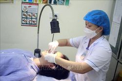 Bác sĩ hướng dẫn cách điều trị đau mắt đỏ