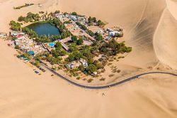 Ngắm nhìn ốc đảo Huacachina huyền ảo giữa sa mạc khô cằn ở Peru