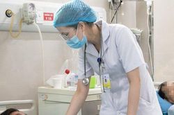 Tự chữa zona ở nhà bằng dầu, người phụ nữ nhập viện cấp cứu