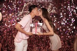 Bùi Tiến Dũng khóa môi bà xã ngọt ngào trong ngày sinh nhật