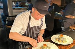Cường Đô La ra dáng 'chồng người ta': Vừa giàu có, lại còn biết nấu ăn ngon