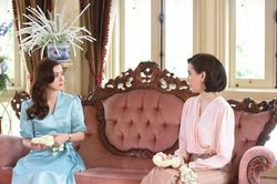 Khi phân chia tài sản, chị gái ứa nước mắt kể về thân thế của mình