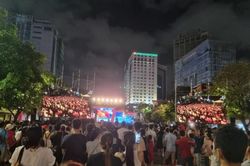 Hàng ngàn người đổ về phố đi bộ Nguyễn Huệ chờ xem bắn pháo hoa mừng Quốc khánh 2/9
