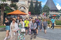 Các khu, điểm du lịch đông khách đến tham quan, vui chơi