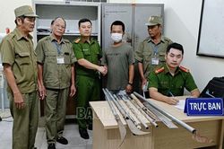 Người dân phường Kim Tân giao nộp 8 vũ khí tự chế