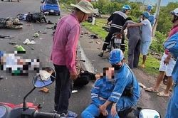 Ôtô tông hàng loạt xe máy dừng đèn đỏ trên Quốc lộ 1