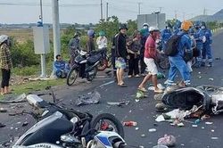 Hàng loạt xe máy dừng chờ đèn đỏ bị ô tô tông văng