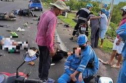 Tài xế lái ôtô tông loạt xe máy khi dừng đèn đỏ mới 16 tuổi