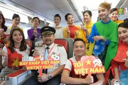 Rộn ràng hình ảnh cờ đỏ sao vàng trên những chuyến bay