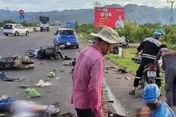 Ô tô 5 chỗ tông 5 xe máy dừng chờ đèn đỏ
