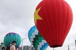 TPHCM thả khinh khí cầu in hình Quốc kỳ cao 18m chào mừng Quốc khánh 2/9