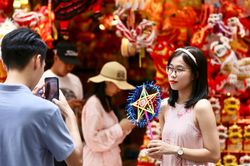 Phố Hàng Mã thu hút đông đảo du khách trước thềm Tết Trung thu