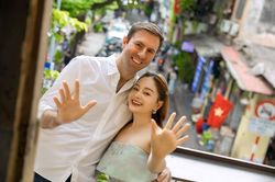 Diễn viên Lan Phương khoe ảnh dạo phố cùng chồng Tây nhưng netizen lại 'soi' ra điều này
