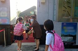 Học sinh không đến trường, cô giáo gọi điện phát hiện chuyện thảm khốc