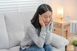 Vì sao phụ nữ khó vượt qua nỗi đau chia tay?