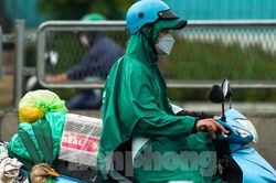 Người dân lỉnh kỉnh đồ đạc quay lại TPHCM sớm