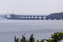 Crimea: Giao thông trên cầu Kerch tạm dừng không rõ lý do