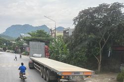Xe máy đâm trúng hiện trường 2 ô tô tông nhau, 1 người tử vong tại chỗ