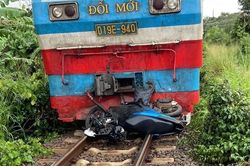 Va chạm với tàu hỏa, đôi nam nữ tử vong