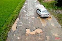 Chằng chịt 'ổ gà', 'ổ voi' trên huyện lộ 36 ở Can Lộc