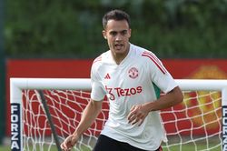 Man Utd hé lộ số áo của Hojlund, Reguilon