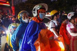 Người dân đội mưa trở lại Hà Nội sớm, cửa ngõ phía Nam ùn ứ hàng trăm mét