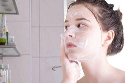 Thói quen rửa mặt trong khi tắm có hại cho da không?