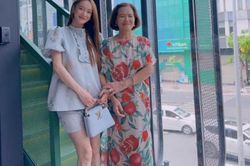 Nhã Phương tiết lộ hình ảnh nhan sắc đời thường nhưng sự chú ý lại đổ dồn vào đôi chân của mẹ bầu