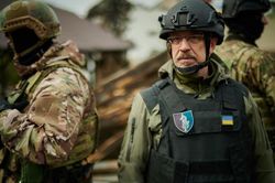 Tổng thống Ukraine bất ngờ miễn nhiệm Bộ trưởng Quốc phòng