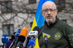 Bộ trưởng Quốc phòng Ukraine đệ đơn từ chức