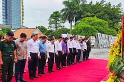 Phó Chủ tịch nước Võ Thị Ánh Xuân tưởng niệm Chủ tịch Hồ Chí Minh