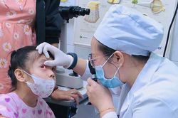 Trẻ bị đau mắt đỏ tăng nhanh tại Đồng Nai