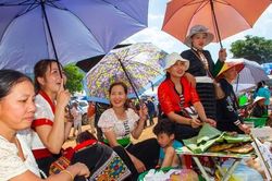 Đặc sắc trò chơi dân gian ở phiên chợ người Mông