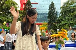 Học sinh trường Nguyễn Siêu hát vang trong lễ khai giảng sớm