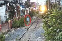 Lao ra đường ray, người đàn ông bị tàu hỏa đâm tử vong