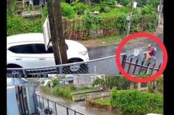 Clip: Chạy vun vút, ô tô tông 'mất' xe đạp của cậu bé phi ra đường và cái kết may mắn