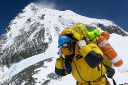 Vì sao những người bỏ mạng trên đỉnh Everest sẽ phải nằm tại đó mãi mãi?
