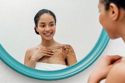 Tẩy tế bào chết toàn thân tại nhà: 3 công thức rẻ bèo hiệu quả chẳng kém spa