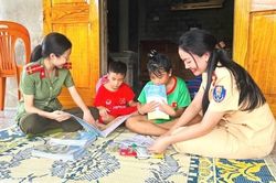 'Mẹ đỡ đầu' nâng bước em đến trường