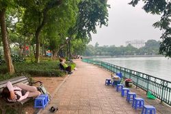 Những hình ảnh chưa đẹp ở đường dạo ven hồ Tây